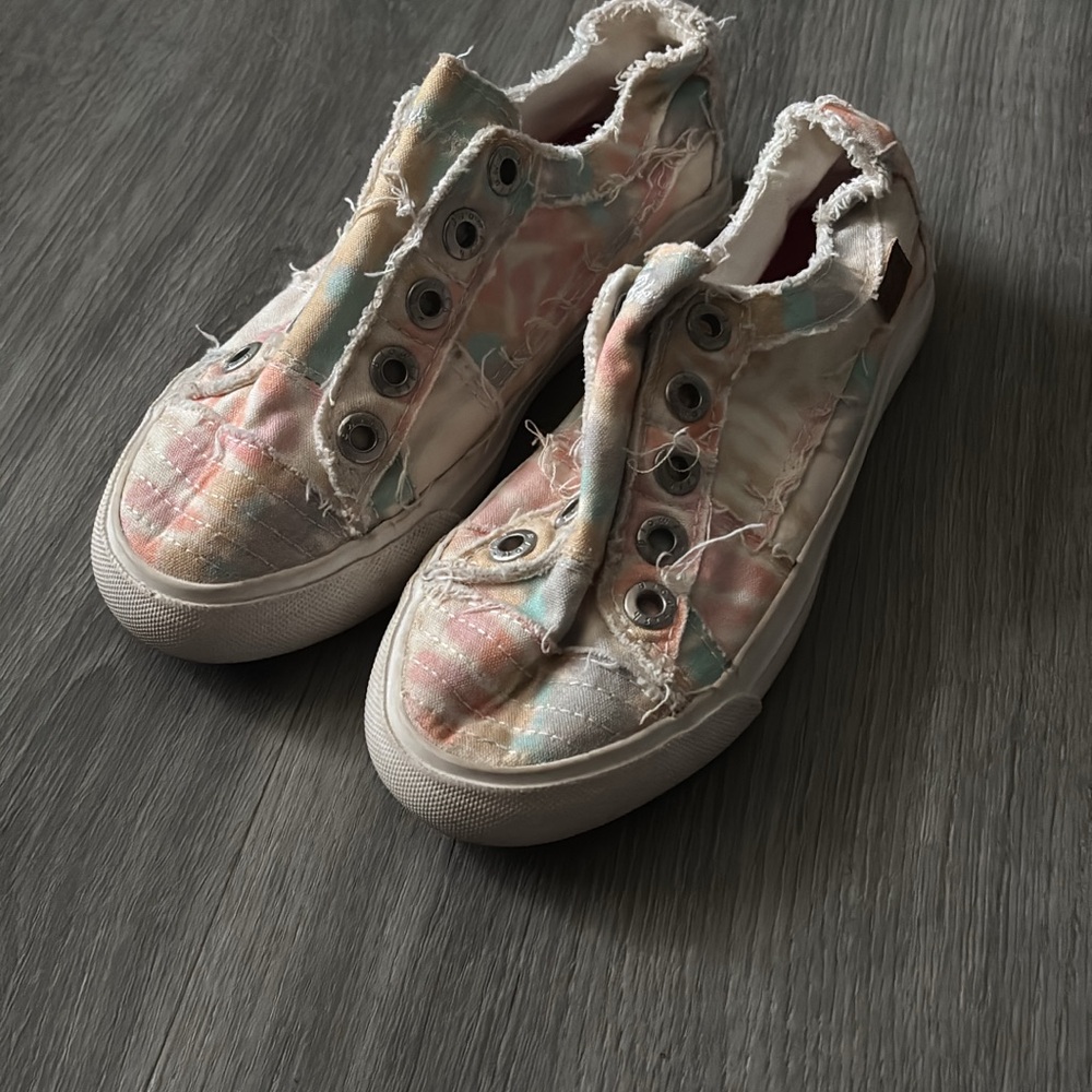 Blowfish Cream Slip-On Sneakers with Lace Pattern
